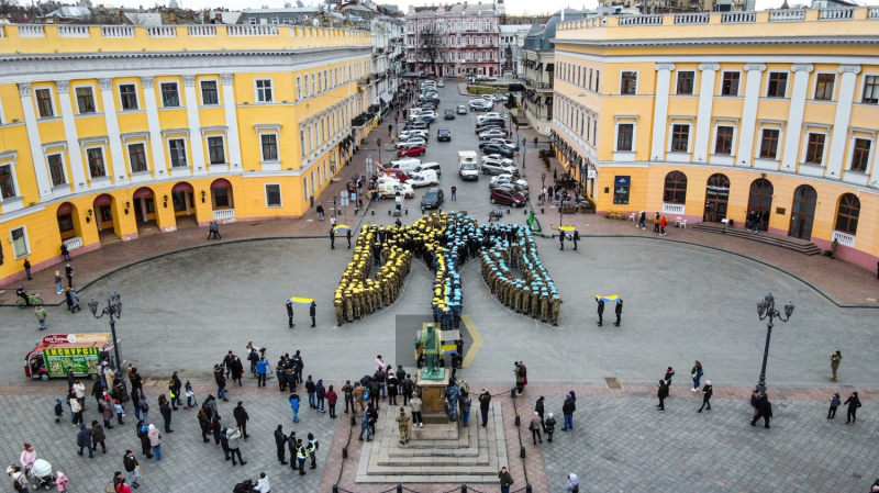 30 лет государственному гербу: в Одессе на Приморском бульваре 450 защитников Украины выстроились в огромный тризуб  