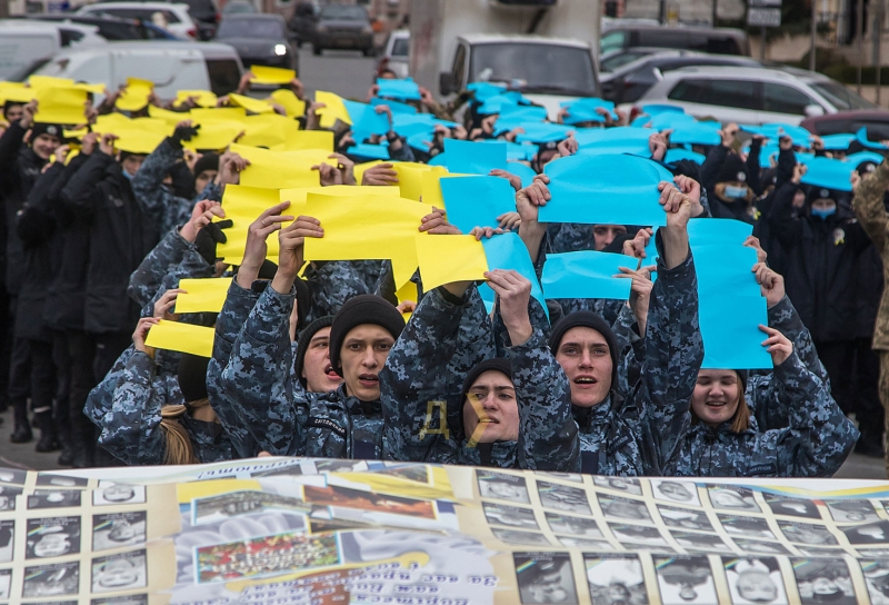 30 лет государственному гербу: в Одессе на Приморском бульваре 450 защитников Украины выстроились в огромный тризуб  