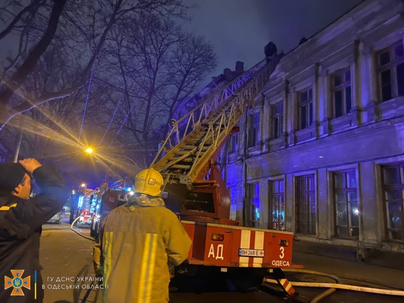 В центре Одессы горит здание колледжа
