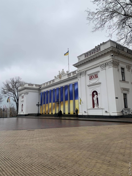 В Одессе отмечают День Единения: в городе развесили флаги, огромные знамена подняли в аэропорту и на маяке  