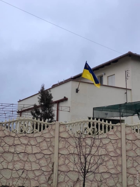 В Одессе отмечают День Единения: в городе развесили флаги, огромные знамена подняли в аэропорту и на маяке  