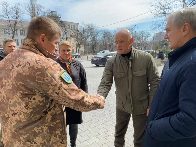 Мер Одеси та голова ОВА завітали до однієї з опорник медустанов, яка приймає поранених, - ФОТО 