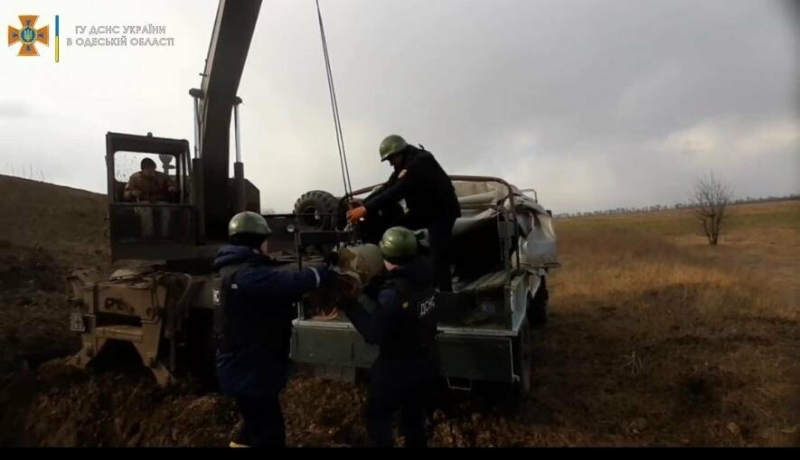 На Одещині піротехніки знищили нещодавно знайдені авіаційні бомби, - ФОТО