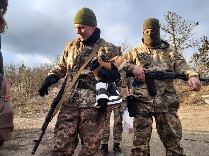 Никто из нас не рожден для войны, но бывают времена, когда все должны взять в руки оружие: как живут защитники Одессы на блокпостах и в окопах  
