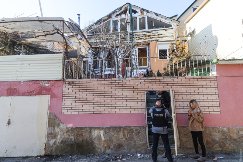 Обстрел жилых домов в Одессе: выбитые стекла, воронки на асфальте и практически уничтоженный дом моряка  