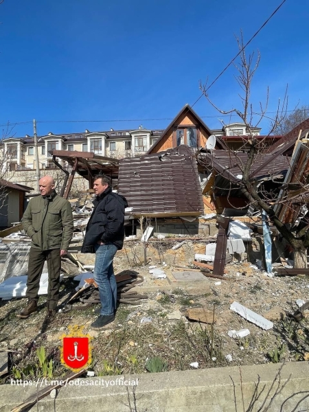 Рятувальники ліквідовують наслідки ворожого обстрілу в Одесі, на місце приїхав Труханов, - ФОТО, ВІДЕО