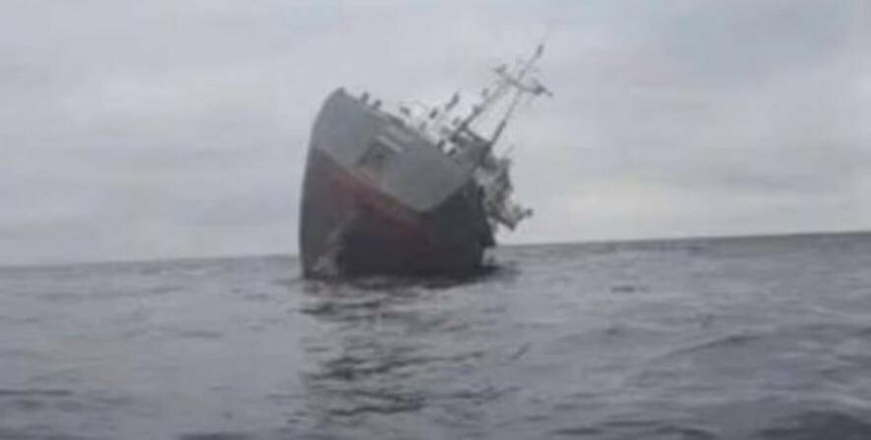 Росіяни потопили цивільне судно: врятовано шістьох людей, - ФОТО 