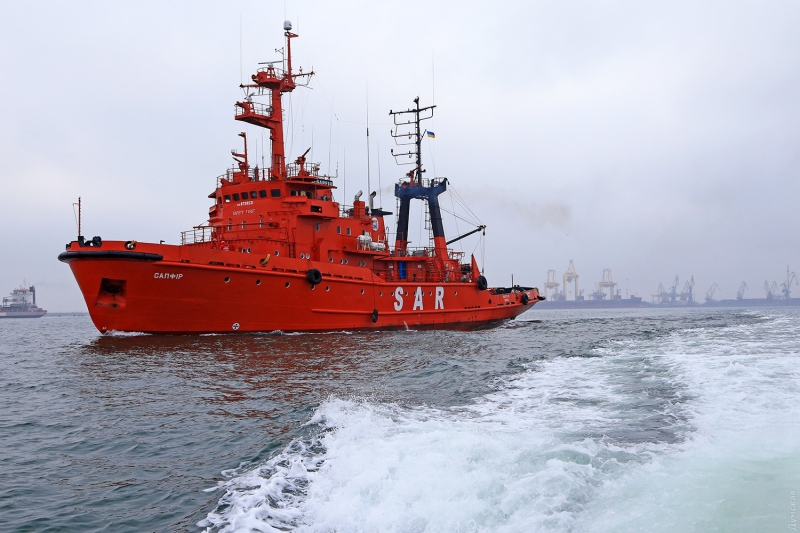 Российские пираты ведут украинское гражданское судно в оккупированный Севастополь