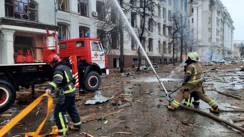 Ситуация в Харькове: российские террористы нанесли ракетный удар по зданию областного управления полиции  — горят жилые дома (обновлено)