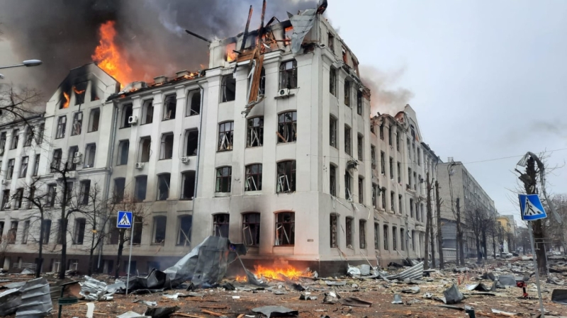 Ситуация в Харькове: российские террористы нанесли ракетный удар по зданию областного управления полиции  — горят жилые дома (обновлено)
