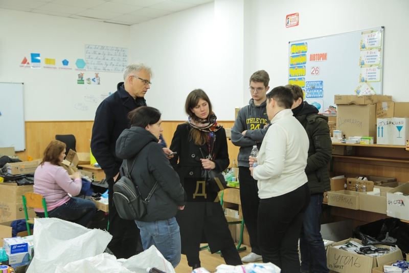 Собрались и снова помогают побеждать: как в одесской школе волонтерский центр работает