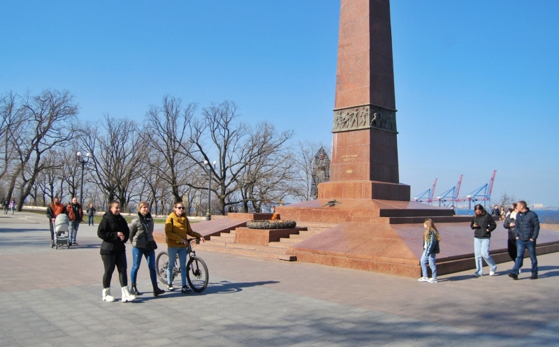 Спасибо нашим защитникам: теплым весенним днем одесситы прогуливались в парках и гладили мартовских котов   