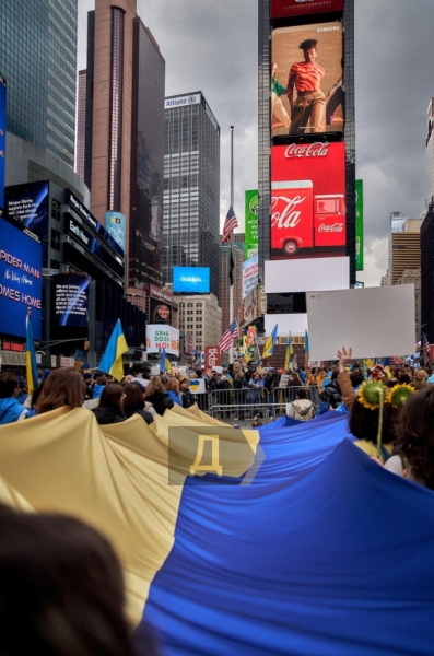 В центре Нью-Йорка прошла масштабная акция в поддержку Украины  