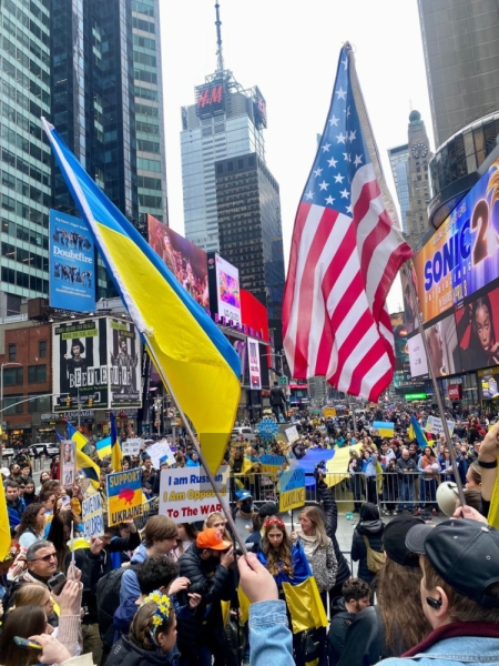 В центре Нью-Йорка прошла масштабная акция в поддержку Украины  