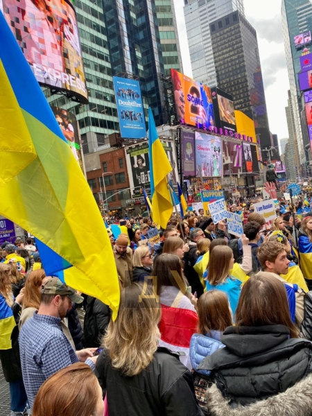 В центре Нью-Йорка прошла масштабная акция в поддержку Украины  