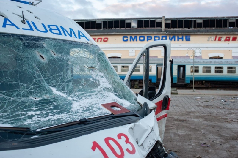 В полуразрушенном оккупантами Тростянце восстанавливают связь, доставляют гуманитарную помощь, вывозят раненых