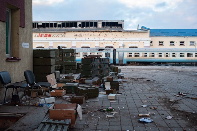 В полуразрушенном оккупантами Тростянце восстанавливают связь, доставляют гуманитарную помощь, вывозят раненых