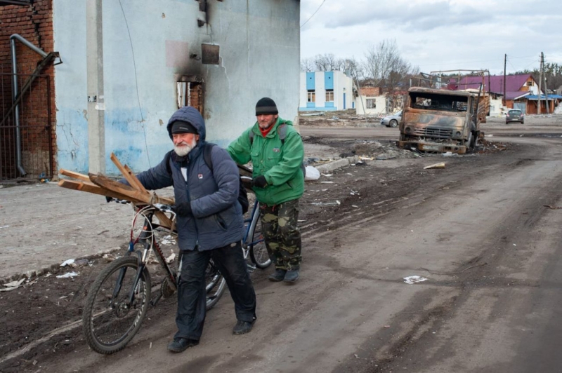 В полуразрушенном оккупантами Тростянце восстанавливают связь, доставляют гуманитарную помощь, вывозят раненых