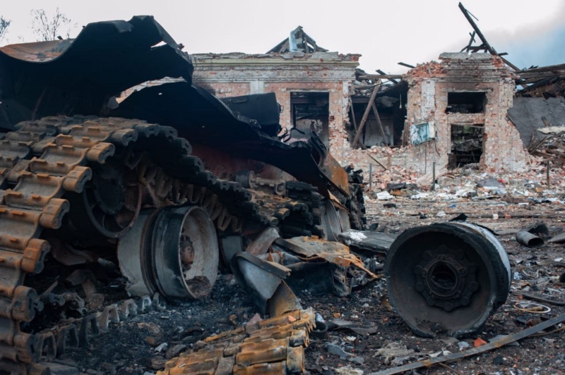 В полуразрушенном оккупантами Тростянце восстанавливают связь, доставляют гуманитарную помощь, вывозят раненых