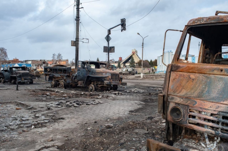 В полуразрушенном оккупантами Тростянце восстанавливают связь, доставляют гуманитарную помощь, вывозят раненых