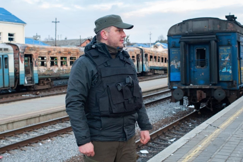 В полуразрушенном оккупантами Тростянце восстанавливают связь, доставляют гуманитарную помощь, вывозят раненых