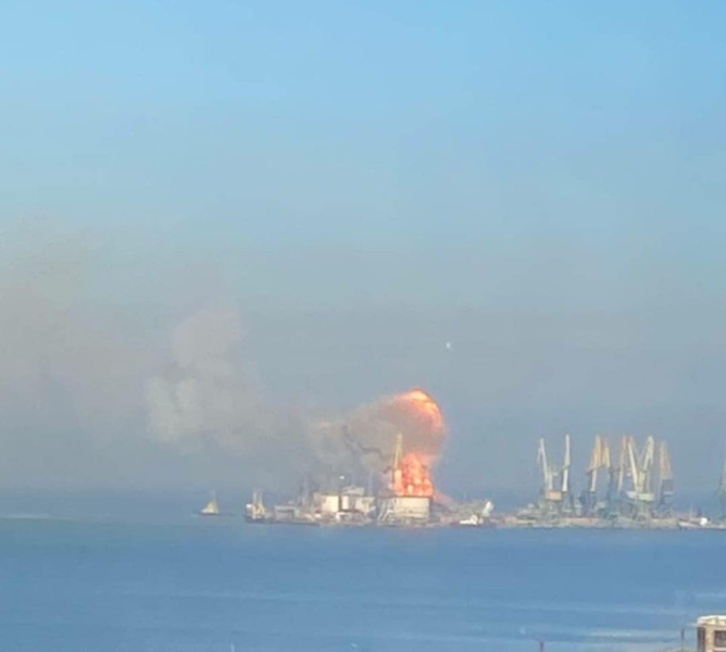 В порту временно оккупированного Бердянска уничтожен десантный корабль черноморского флота рф 