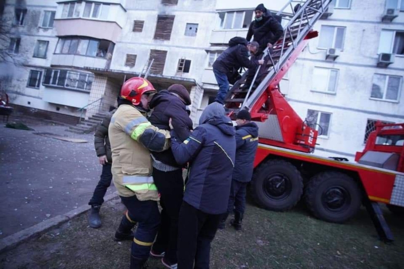 В Святошинском районе столицы под ударом российских оккупантов оказались жилые дома: два человека погибли