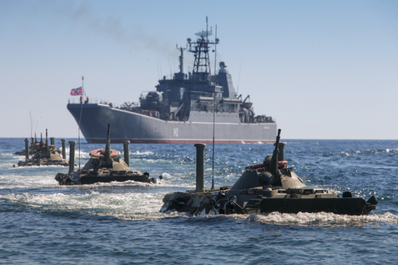 Ворожі кораблі розблокували Чорне море і втекли до Кримської військово-морської бази