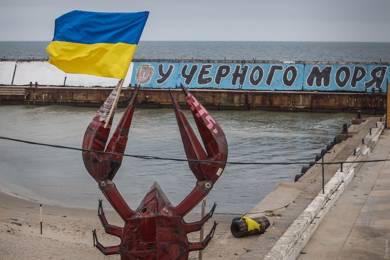 Апрельская Одесса: уборка Аллеи Славы и заминированные пляжи (фотозарисовка)