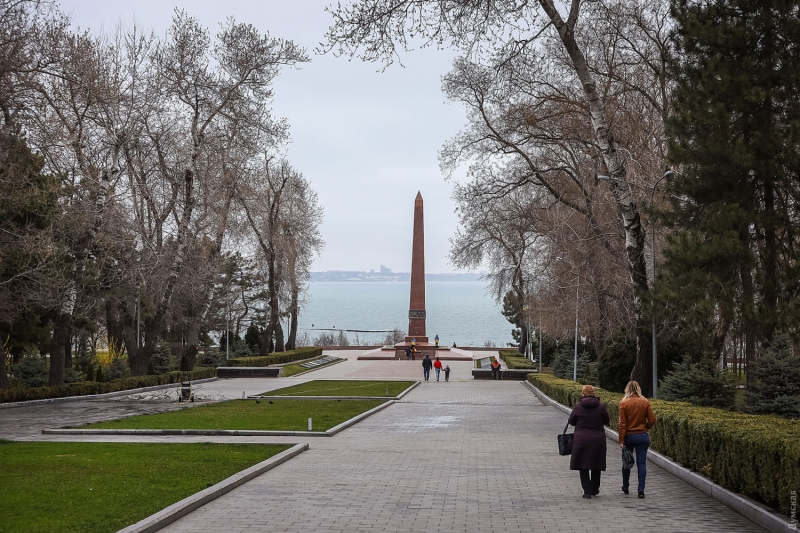 Апрельская Одесса: уборка Аллеи Славы и заминированные пляжи (фотозарисовка)