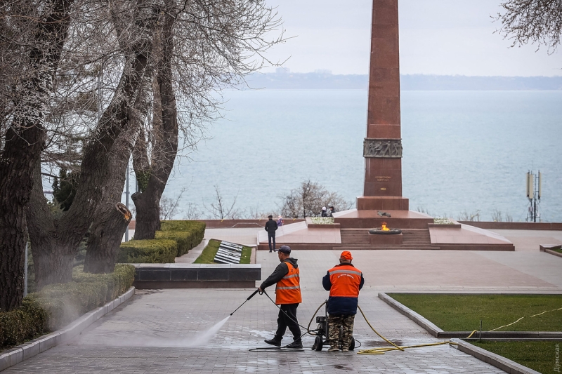 Апрельская Одесса: уборка Аллеи Славы и заминированные пляжи (фотозарисовка)