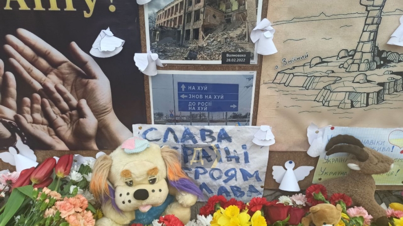Цветы, игрушки и&nbsp;гимн: украинские беженцы и&nbsp;молдавские активисты зажгли свечи в&nbsp;память о&nbsp;погибших в&nbsp;Буче &nbsp;
