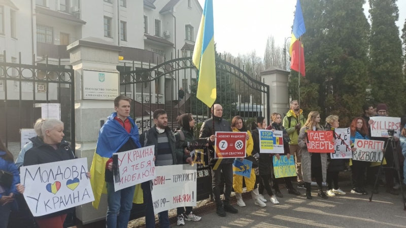 Цветы, игрушки и&nbsp;гимн: украинские беженцы и&nbsp;молдавские активисты зажгли свечи в&nbsp;память о&nbsp;погибших в&nbsp;Буче &nbsp;
