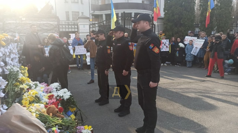 Цветы, игрушки и&nbsp;гимн: украинские беженцы и&nbsp;молдавские активисты зажгли свечи в&nbsp;память о&nbsp;погибших в&nbsp;Буче &nbsp;