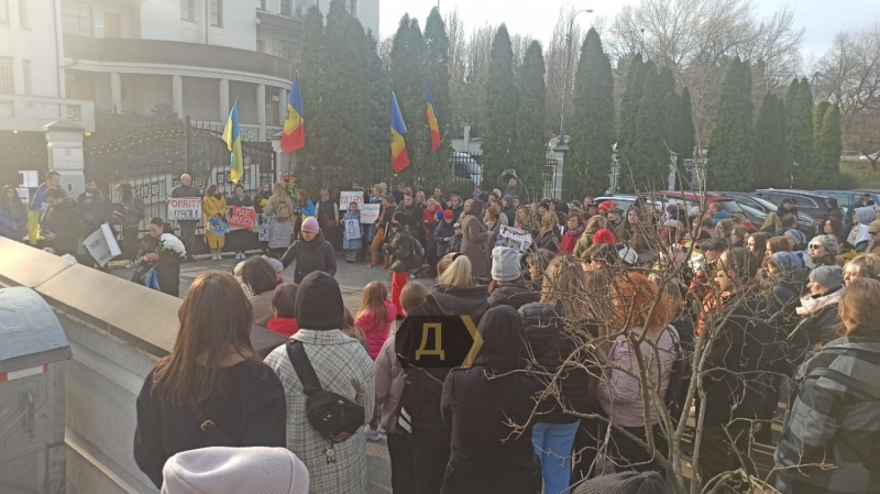 Цветы, игрушки и&nbsp;гимн: украинские беженцы и&nbsp;молдавские активисты зажгли свечи в&nbsp;память о&nbsp;погибших в&nbsp;Буче &nbsp;