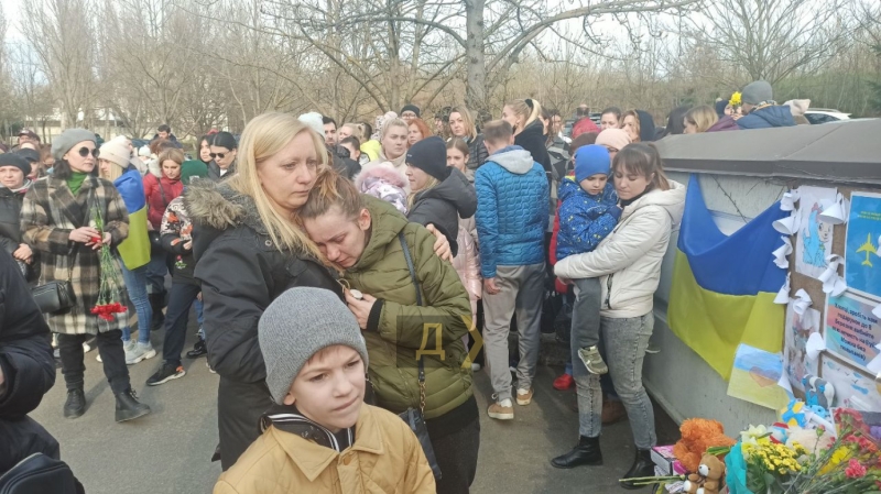 Цветы, игрушки и&nbsp;гимн: украинские беженцы и&nbsp;молдавские активисты зажгли свечи в&nbsp;память о&nbsp;погибших в&nbsp;Буче &nbsp;