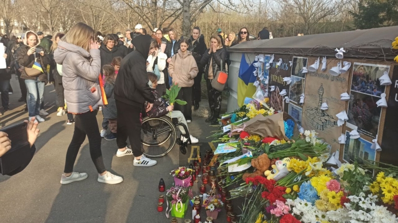 Цветы, игрушки и&nbsp;гимн: украинские беженцы и&nbsp;молдавские активисты зажгли свечи в&nbsp;память о&nbsp;погибших в&nbsp;Буче &nbsp;