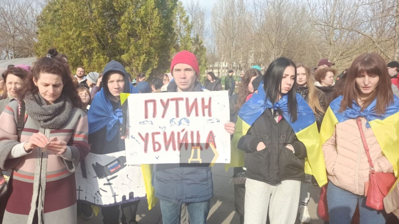 Цветы, игрушки и&nbsp;гимн: украинские беженцы и&nbsp;молдавские активисты зажгли свечи в&nbsp;память о&nbsp;погибших в&nbsp;Буче &nbsp;