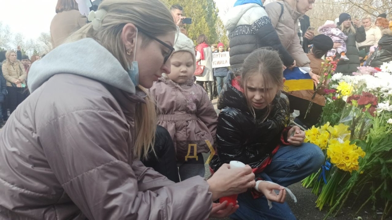 Цветы, игрушки и&nbsp;гимн: украинские беженцы и&nbsp;молдавские активисты зажгли свечи в&nbsp;память о&nbsp;погибших в&nbsp;Буче &nbsp;