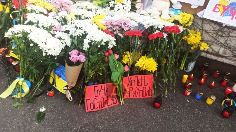 Цветы, игрушки и&nbsp;гимн: украинские беженцы и&nbsp;молдавские активисты зажгли свечи в&nbsp;память о&nbsp;погибших в&nbsp;Буче &nbsp;