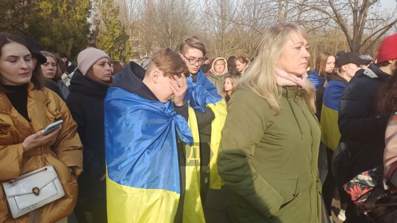 Цветы, игрушки и&nbsp;гимн: украинские беженцы и&nbsp;молдавские активисты зажгли свечи в&nbsp;память о&nbsp;погибших в&nbsp;Буче &nbsp;