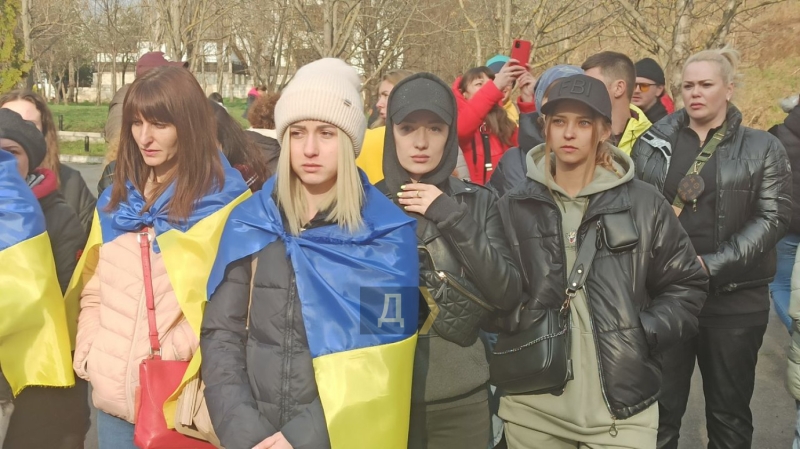 Цветы, игрушки и&nbsp;гимн: украинские беженцы и&nbsp;молдавские активисты зажгли свечи в&nbsp;память о&nbsp;погибших в&nbsp;Буче &nbsp;
