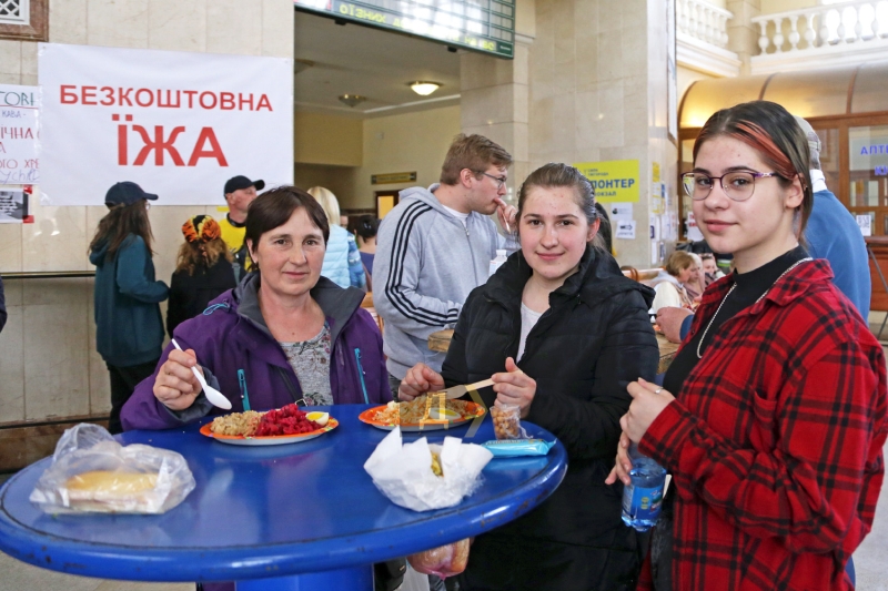 Деликатесы, зимние сапоги и жилье для животных: как в Закарпатье вынужденных переселенцев встречают  