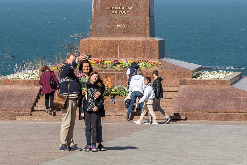 День перед комендантским уикендом: одесситы массово гуляют в парках и заранее несут цветы на Аллею Славы  