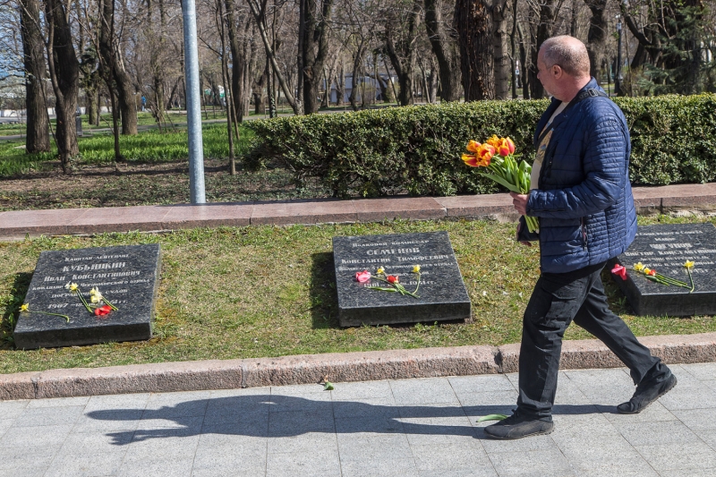 День перед комендантским уикендом: одесситы массово гуляют в парках и заранее несут цветы на Аллею Славы  