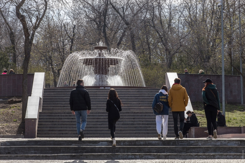 День перед комендантским уикендом: одесситы массово гуляют в парках и заранее несут цветы на Аллею Славы  