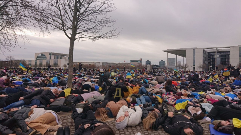 «Хватит обещать — действуйте!» В Берлине прошла акция в поддержку Украины   