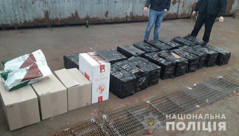 На Привозі в Одесі виявили понад 10 тисяч пачок безакцизних тютюнових виробів, - ФОТО