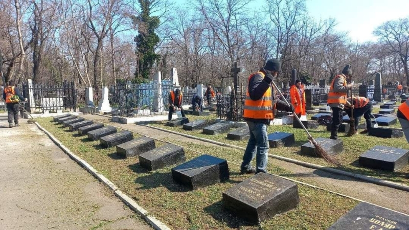 Одеські комунальники наводили лад біля стели "Крила перемоги", - ФОТО