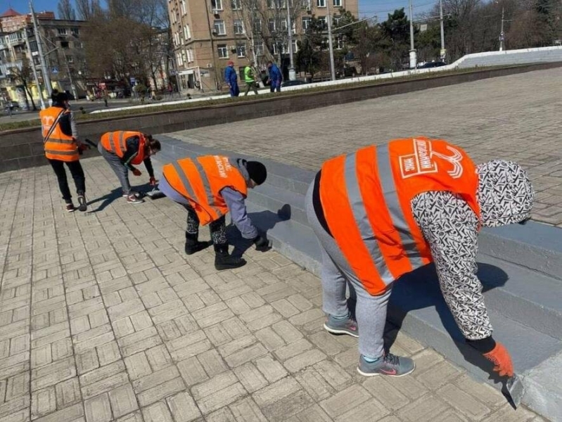 Одеські комунальники наводили лад біля стели "Крила перемоги", - ФОТО